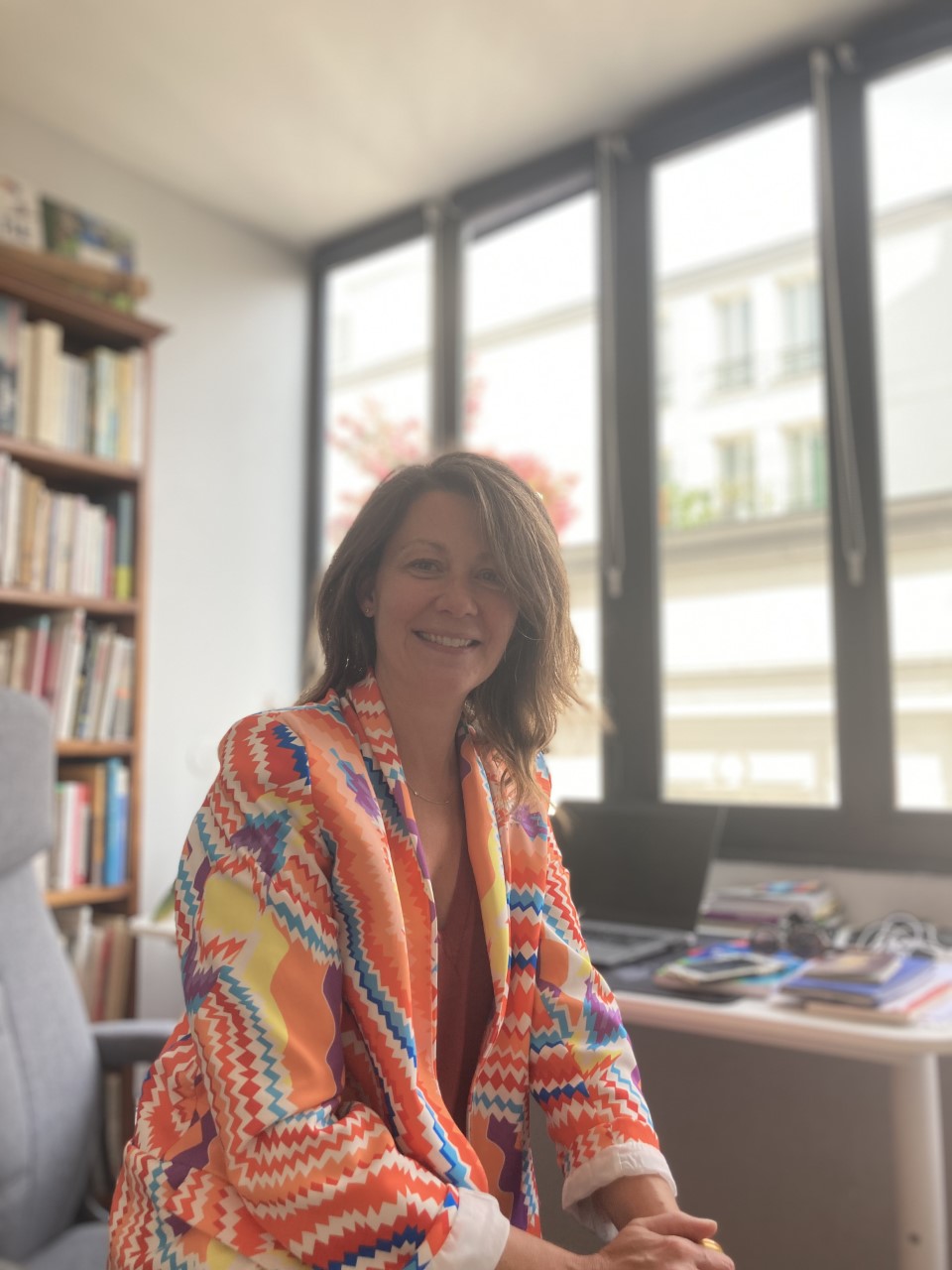 rentree professionelle aline devant le bureau